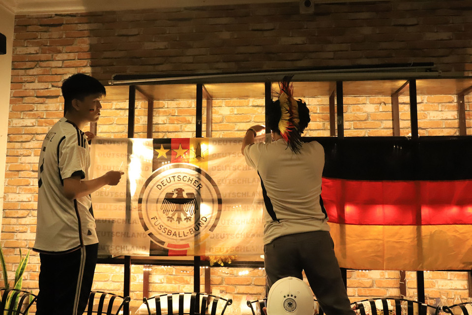 Cổ động viên của ‘cỗ xe tăng’ đã đến từ sớm để trang trí không gian cổ vũ dành cho fan hâm mộ. (Ảnh: PV/Vietnam+)