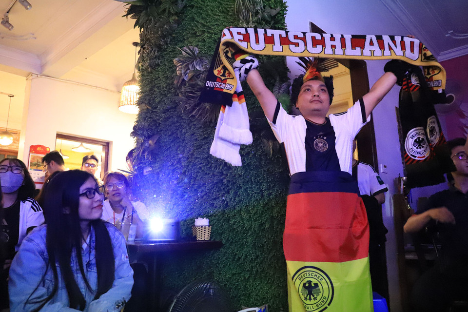 Không khí sôi động và cuồng nhiệt từ các cổ động viên trước giờ bóng lăn, 20 giờ ngày 23/11 (giờ Việt Nam). (Ảnh: PV/Vietnam+)