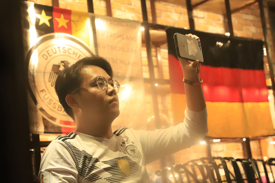 Anh Vũ Trung đã hâm mộ đội tuyển Đức từ năm 2004 cho biết: ‘Tôi tin chắc Đức sẽ tiến sâu vào vòng trong.’ (Ảnh: PV/Vietnam+)