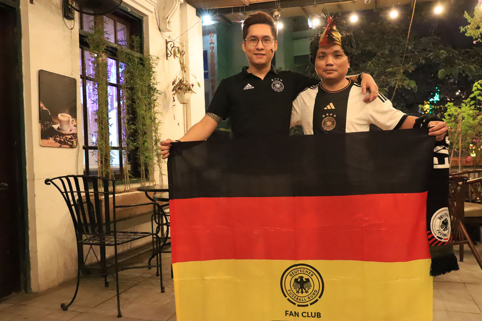 Cổ động viên đến cổ vũ cho tuyển Đức trong tối hôm nay 23/11. (Ảnh: PV/Vietnam+)