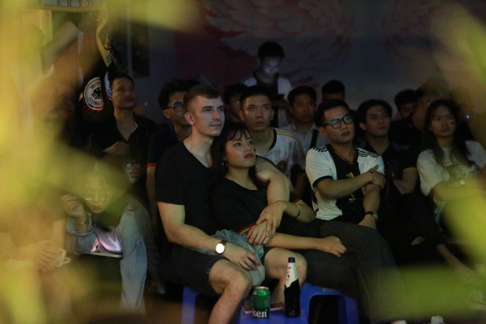 Đôi bạn vượt hơn hơn 100km từ Quảng Ninh tới Hà Nội để tham gia cổ vũ cho tuyển Đức. (Ảnh: PV/Vietnam+)