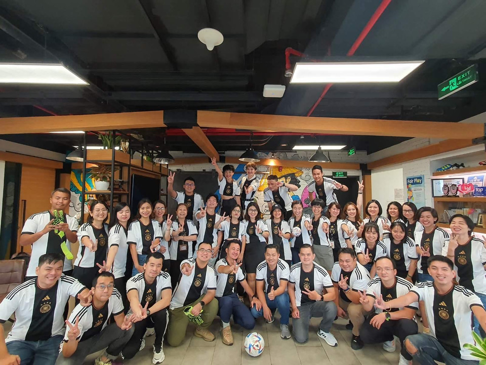 Cổ động viên của tuyển Đức trong trang phục áo đấu của đội do hãng Adidas thiết kế trước trận Đức-Nhật. (Ảnh: Hung Phan)