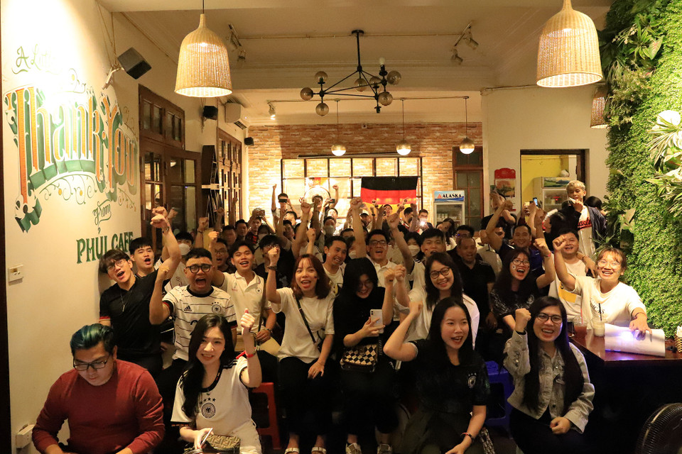 Đội tuyển Đức đã có trận ra quân tại bảng E World cup 2022 với đội tuyển Nhật Bản vào 20 giờ tối 23/11 (giờ Việt Nam), các cổ động viên tại Việt Nam đã có mặt từ rất sớm tại điểm offline trên phố Thái Thịnh (Đống Đa, Hà Nội) để cổ vũ. (Ảnh: PV/Vietnam+)