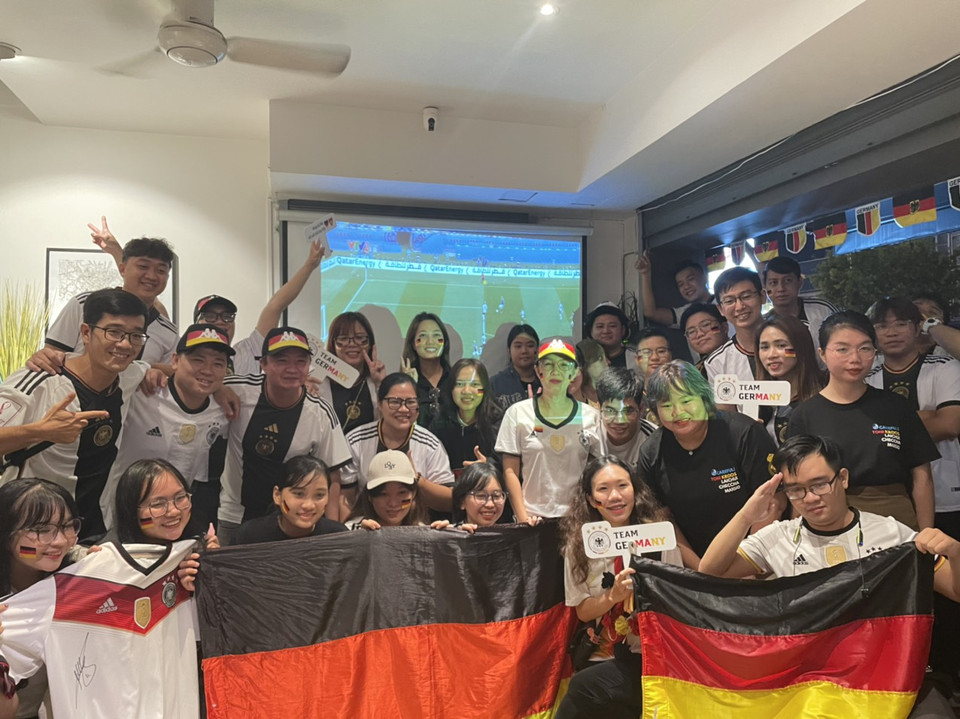 Đội cổ động viên tuyển Đức tại quận 1, Thành phố Hồ Chí Minh. (Ảnh: PV/Vietnam+)