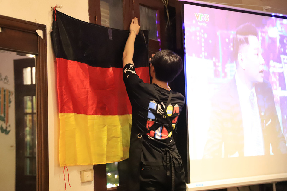 Từ 18 giờ, địa điểm offline của Fan tuyển Đức đã được chuẩn bị màn hình chiếu lớn và quốc kỳ Đức. (Ảnh: PV/Vietnam+)
