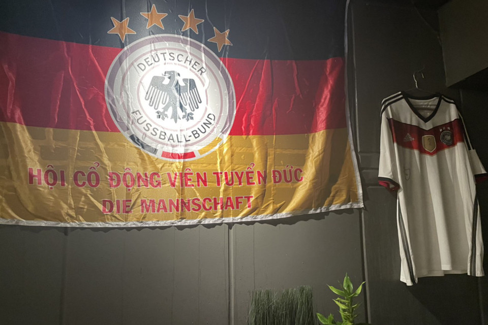 Địa điểm tổ chức offline dành cho fan đội tuyển Đức tại khu vực phía Nam Việt Nam cũng được trang trí cờ và áo cầu thủ. (Ảnh: PV/Vietnam+)