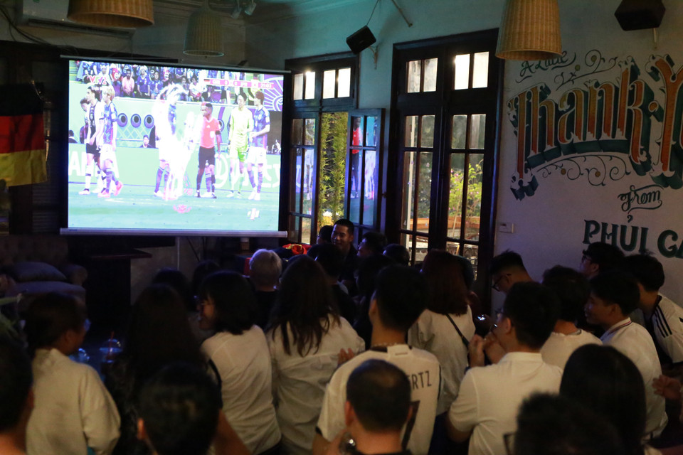 Người hâm mộ tập trung ở địa điểm Thái Hà (Đống Đa, Hà Nội) theo dõi cổ vũ cho đội tuyển Đức tại Hà Nội. (Ảnh: PV/Vietnam+)