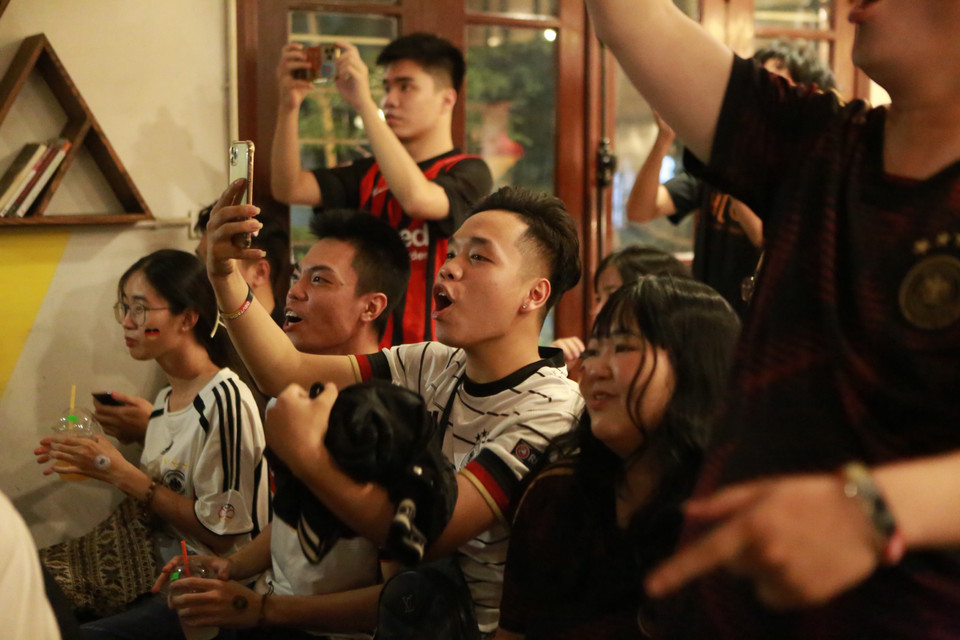 Cổ động viên hô hào trong khi kết thúc hiệp 1 Đức dẫn Nhật Bản. (Ảnh: PV/Vietnam+)