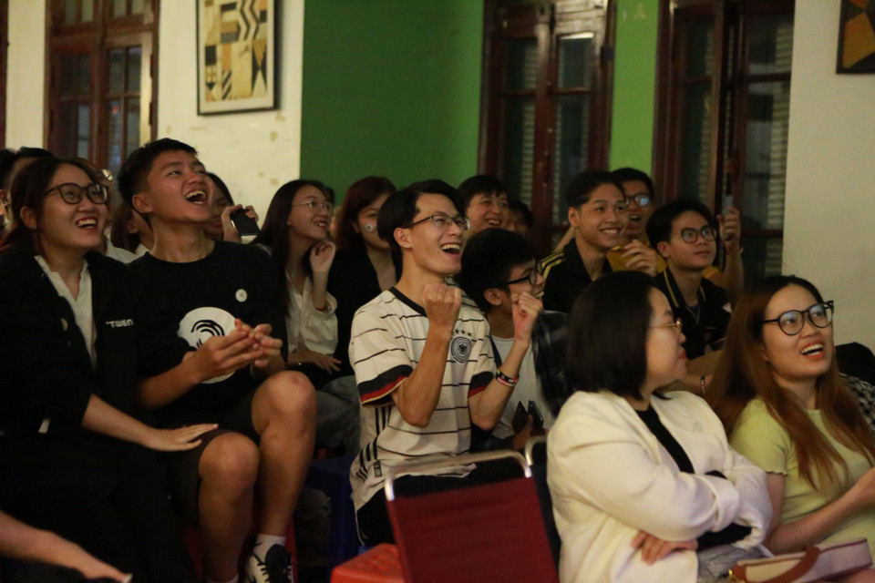 Niềm vui của các cổ động viên khi đội tuyển Đức có bàn thắng đầu tiên vào phút thứ 33 trong hiệp 1. (Ảnh: PV/Vietnam+)