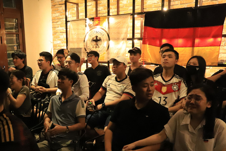 Các cổ động viên ‘thót tim’ bởi pha bóng ghi bàn trong tư thế việt vị của đội tuyển Nhật Bản. (Ảnh: PV/Vietnam+)