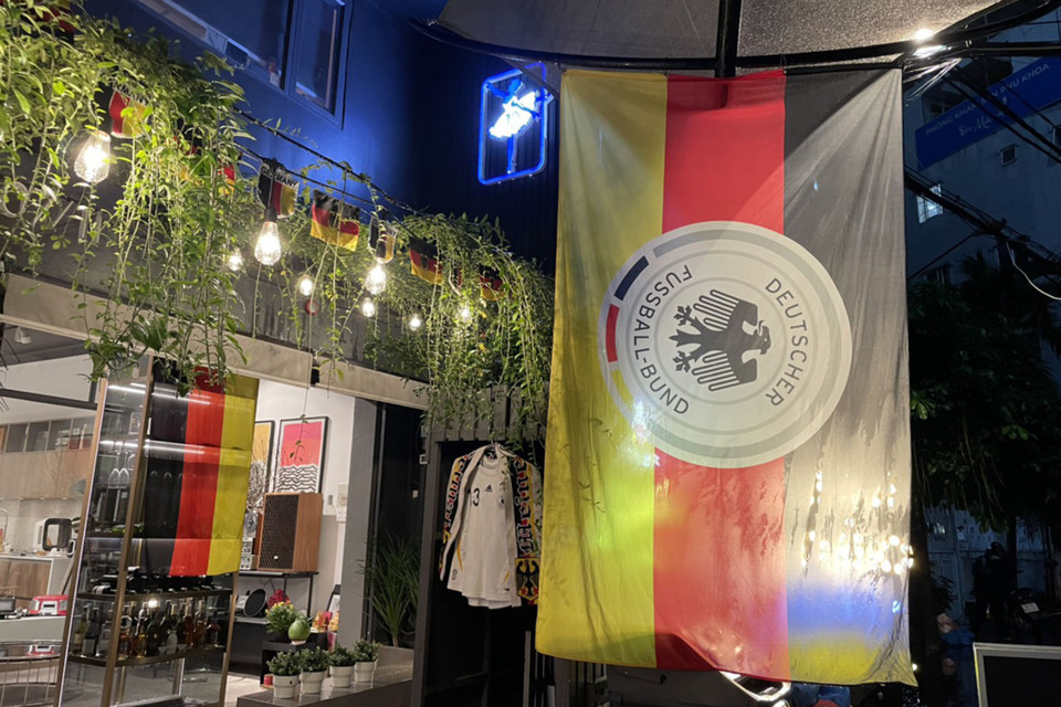 Tại khu vực phía Nam, các cổ động viên Đức cũng có buổi offline tại German Corner (Phường 1, quận Tân Bình). (Ảnh: PV/Vietnam+)