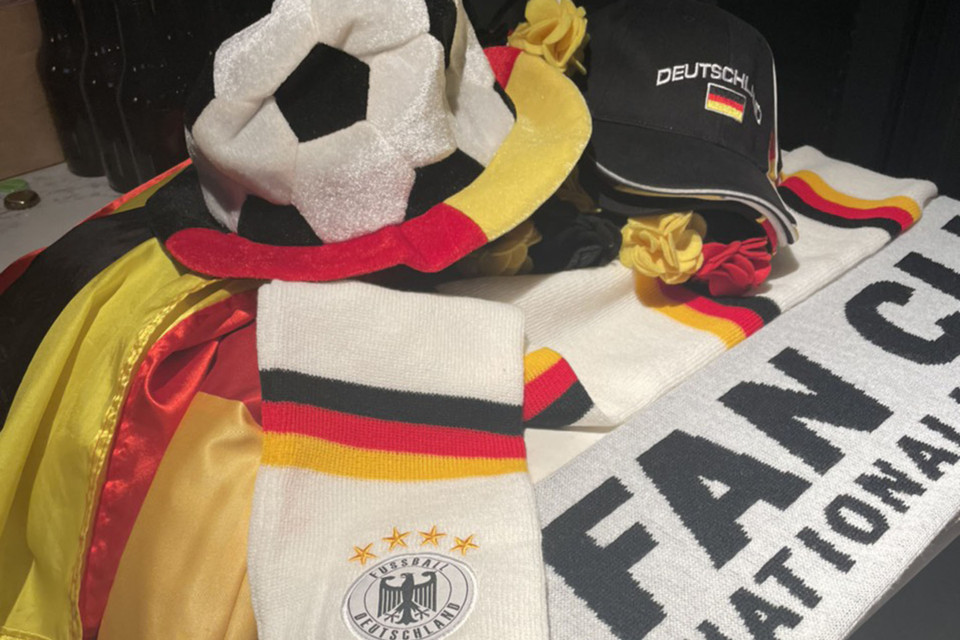 Các cổ động viên chuẩn bị khăn, áo mũ, cờ để làm đạo cụ cổ vũ. (Ảnh: PV/Vietnam+)