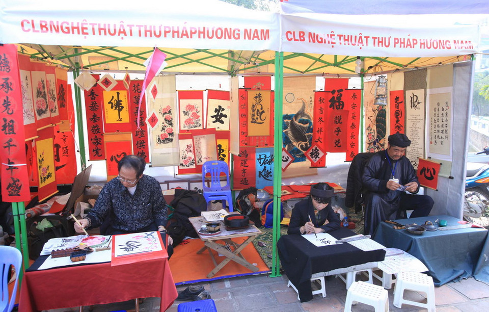Có khoảng 60 “ông Đồ” được cấp thẻ viết chữ tại khu vực Hồ Văn, do CLB UNESCO thư pháp Việt Nam tuyển chọn. (Ảnh: Anh Tuấn - TTXVN)