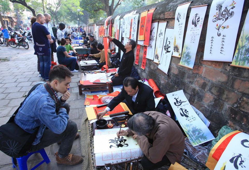 "Phố Ông Đồ” ở khu vực Văn Miếu là một nét đẹp văn hóa của người Hà Nội nói riêng, cả nước nói chung, thể hiện tinh thần tôn sư trọng đạo của người Việt. (Ảnh: Anh Tuấn - TTXVN)