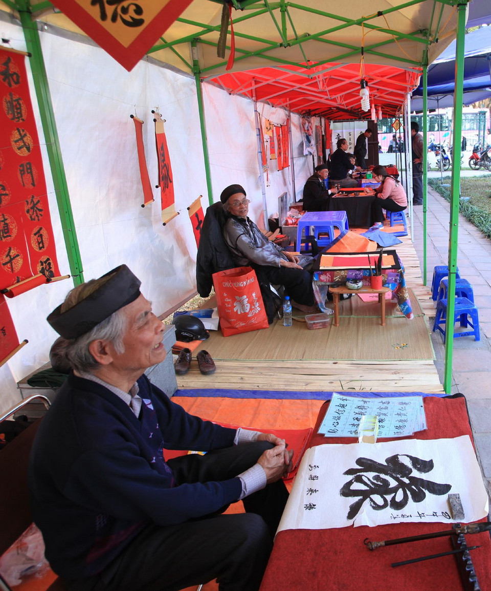 Năm nay,“phố Ông Đồ” được chuyển vào khu vực Hồ Văn và quy hoạch thành 20- 25 gian nhà bạt. (Ảnh: Anh Tuấn - TTXVN)