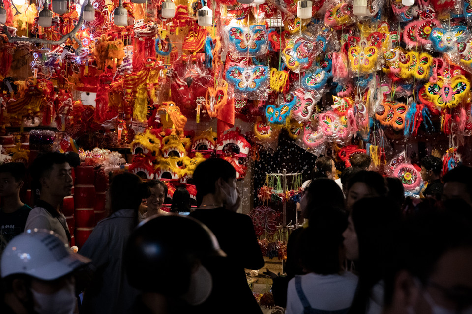 Những đồ trang trí bắt mắt thu hút đông đảo giới trẻ và các gia đình cho con nhỏ đi chơi phố. (Ảnh: Hoài Nam/Vietnam+)