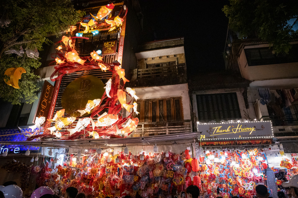 Còn gần một tháng nữa mới đến Tết Trung Thu nhưng tại con phố Hàng Mã (Hoàn Kiếm, Hà Nội) đã rất nhộn nhịp. (Ảnh: Hoài Nam/Vietnam+)