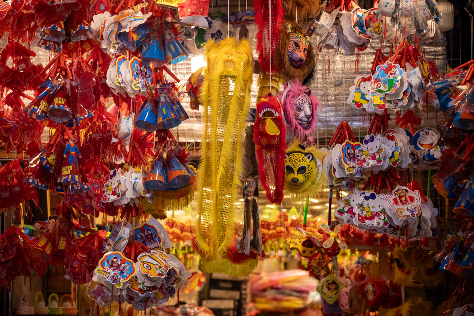 Những chiếc mặt nạ nhiều hình thù khác nhau cũng như đồ trang trí đầu múa lân là những hình ảnh quen thuộc của Tết Trung Thu. (Ảnh: Hoài Nam/Vietnam+)