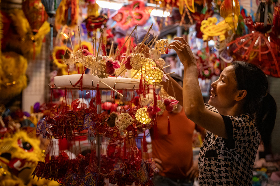 Theo một số tiểu thương tại đây, năm nay, các loại đèn lồng truyền thống được người tiêu dùng lựa chọn. (Ảnh: Hoài Nam/Vietnam+)