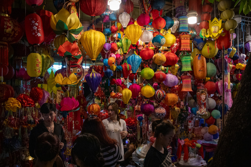 Bên cạnh các loại đèn truyền thống, các cửa hàng còn bày bán nhiều loại đèn lồng hiện đại, được làm cách điệu. (Ảnh: Hoài Nam/Vietnam+)