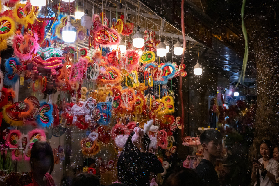 Phố Hàng Mã những ngày này đã rực rỡ sắc màu của đồ chơi, quà lưu niệm và những âm thanh trống hội rộn rã. (Ảnh: Hoài Nam/Vietnam+)