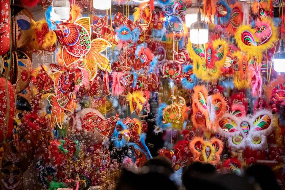 Các loại đèn truyền thống chiếm vị trí nổi bật nhất ở các gian hàng. Bên cạnh chiếc đèn ông sao quen thuộc còn có các loại đèn cá chép, bươm bướm, con thỏ… (Ảnh: Hoài Nam/Vietnam+)