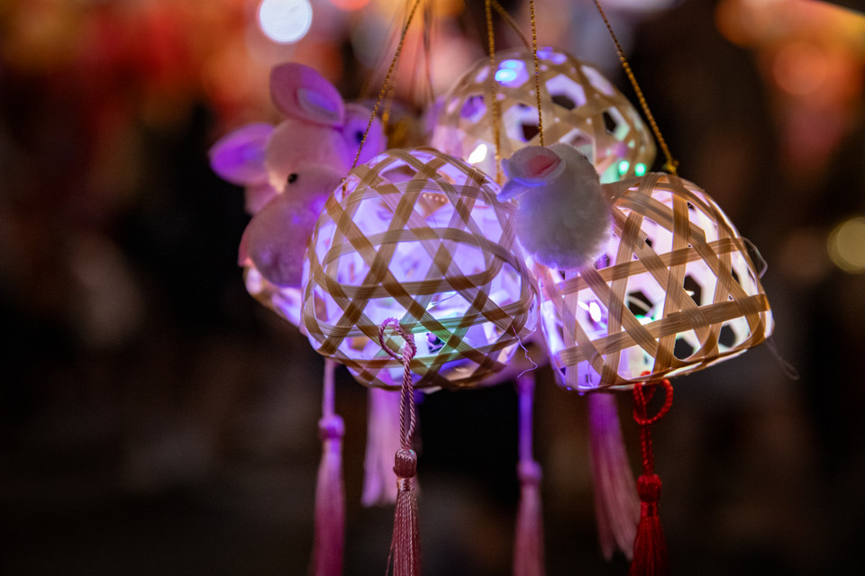 Các tiểu thương cho biết năm nay mẫu đèn con thỏ nhỏ nhắn là mẫu đồ chơi mới, được nhiều bạn trẻ cũng như các bạn nhỏ ưa thích. (Ảnh: Hoài Nam/Vietnam+)