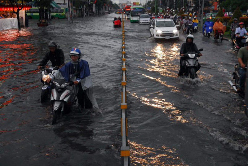  Khoảng 14h ngày 9/9/2015, một cơn mưa lớn diễn ra trên diện rộng và kéo dài nhiều giờ liền khiến nhiều tuyến đường tại TP. Hồ Chí Minh bị ngập sâu trong biển nước. Đến 19h cùng ngày, cơn mưa vẫn chưa dứt. (Ảnh: Mạnh Linh-TTXVN)