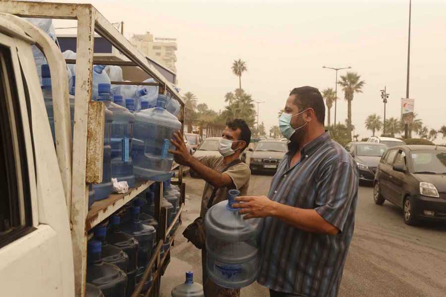 Người dân Beirut (Lebanon) phải đeo khẩu trang khi ra đường (Nguồn: Reuters)