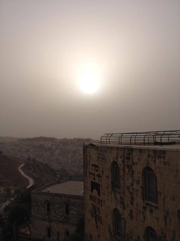 Bão cát che mờ mặt trời ở Jerusalem sáng 9/9 (Nguồn: Twitter)