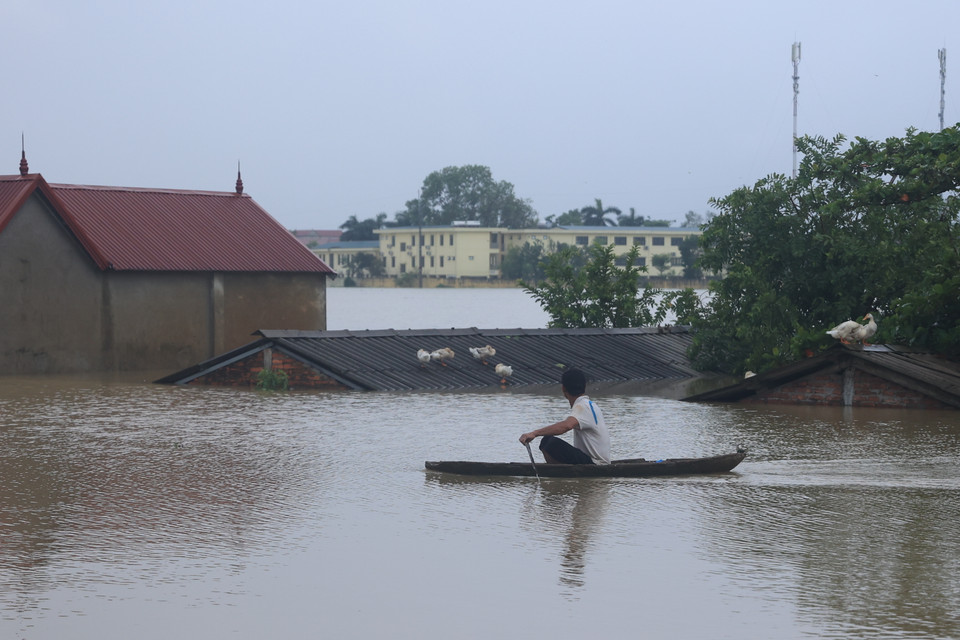 Ghi nhận của phóng viên tại xã Tân Tiến (Chương Mỹ, Hà Nội) sáng 11/9, nước sông Bùi tràn vào khiến người dân sống trong mênh mông nước. (Ảnh: Hoài Nam/Vietnam+)