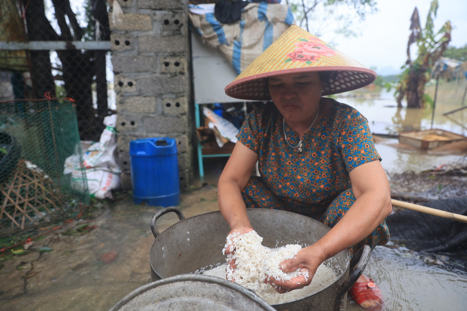 Một số hộ dân không kịp 'chạy lụt,' lương thực đã bị ướt. (Ảnh: Hoài Nam/Vietnam+)