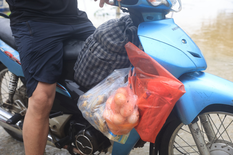 Những nhu yếu phẩm mang theo khi di chuyển khỏi vùng nước ngập sâu. (Ảnh: Hoài Nam/Vietnam+)