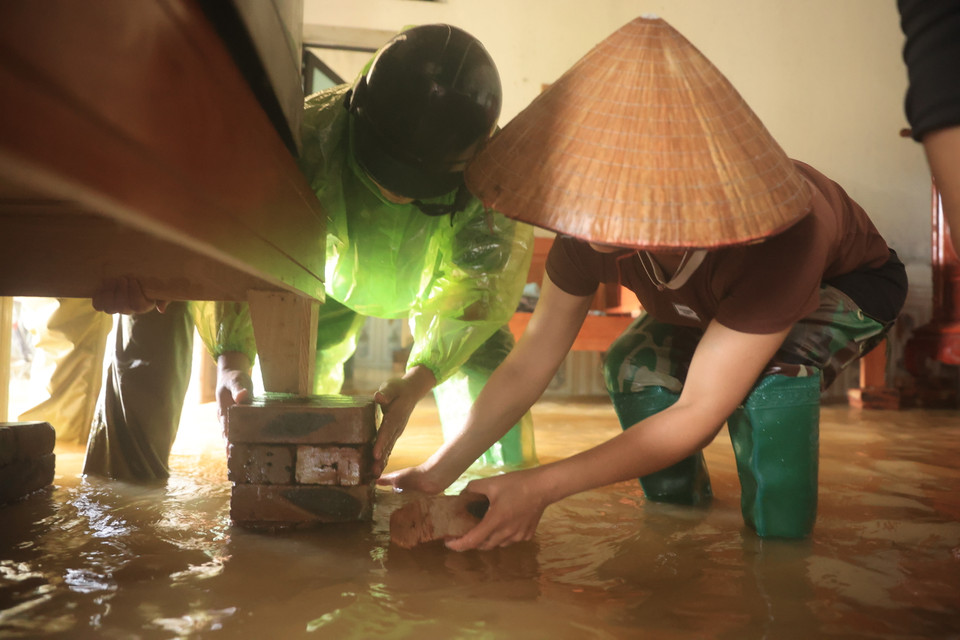 Các đồ được kê kích cao trước khi nước dâng thêm. (Ảnh: Hoài Nam/Vietnam+)