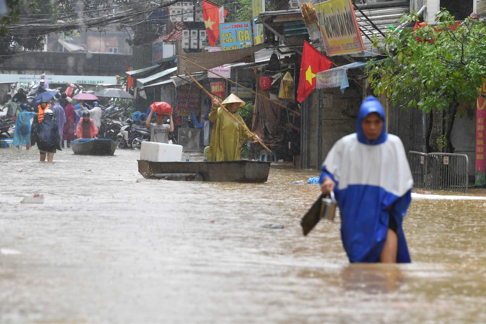 Ngày 11/9, mực nước lũ trên sông Hồng dâng cao kèm theo mưa dai dẳng khiến ngập lụt xảy ra tại khu vực phường Phúc Tân (Hoàn Kiếm, Hà Nội). (Ảnh: PV/Vietnam+)