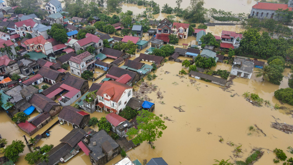 Theo người dân chia sẻ, khoảng 15 giờ ngày 10/9, nước sông Bùi tràn qua đê vào nhà dân. (Ảnh: Hoài Nam/Vietnam+)