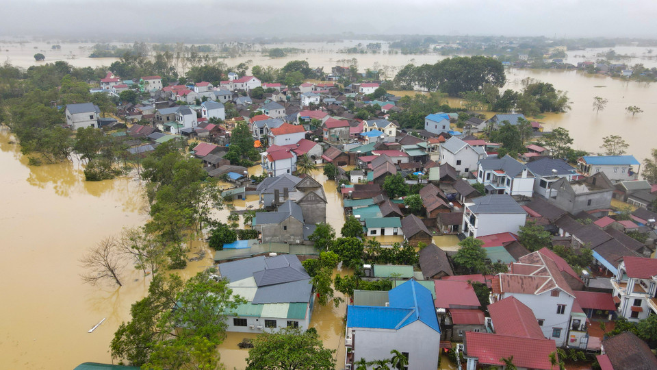 Thôn Nhân Lý (Nam Phương Tiến, Chương Mỹ, Hà Nội) lại chìm trong biển nước từ sông Bùi. (Ảnh: Hoài Nam/Vietnam+)