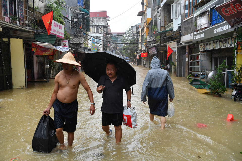 Kể từ năm 2003, người dân phường Phúc Tân mới phải di dời ra khỏi nhà vì nước đã ngập trắng do mưa lũ. (Ảnh: PV/Vietnam+)