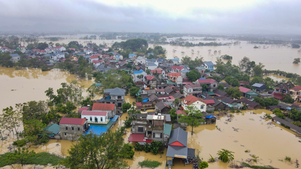 Theo ghi nhận của phóng viên, hầu hết đường đi lối lại trong 2 thôn thuộc xã Nam Phương Tiến đã ngập sâu trong nước. (Ảnh: Hoài Nam/Vietnam+)