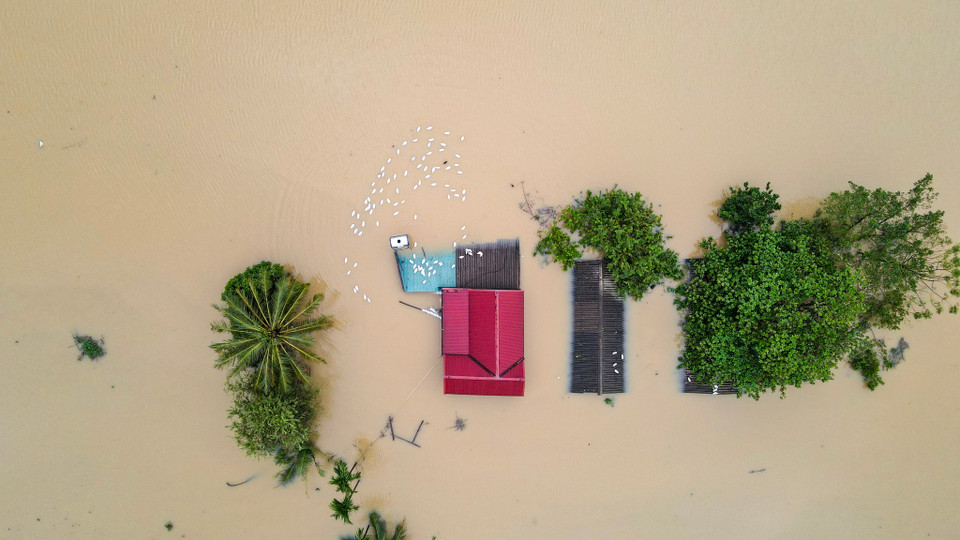 Mực nước dâng xấp xỉ mái nhà. (Ảnh: Hoài Nam/Vietnam+)