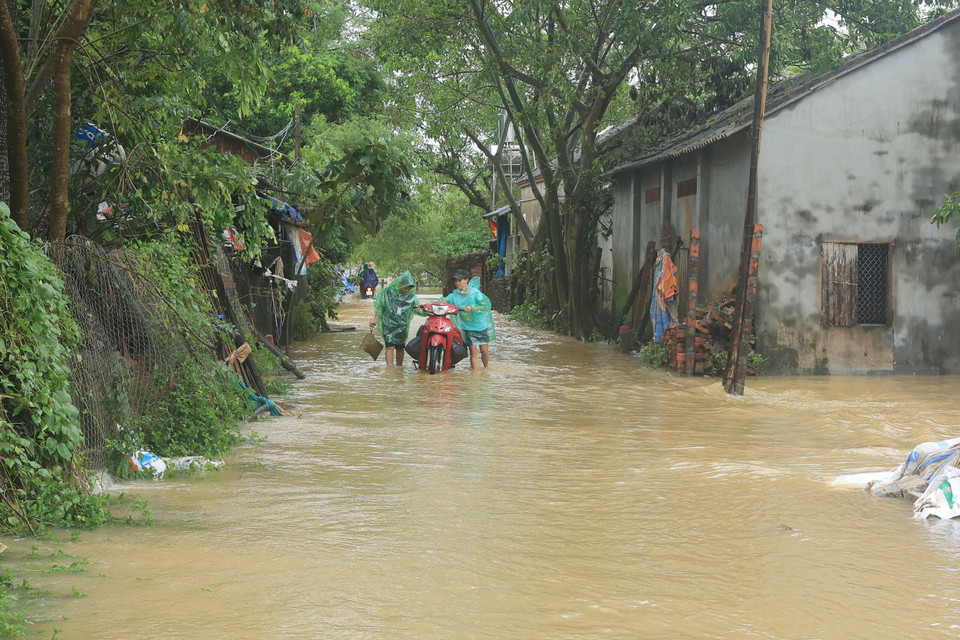 Một số hộ dân đã tính đến phương án di dời đến nhà người thân ở nơi cao hơn. (Ảnh: Hoài Nam/Vietnam+)