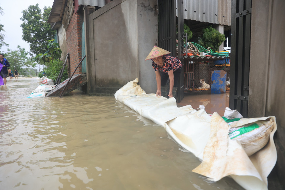 Người dân ngăn không cho nước tràn vào nhà.