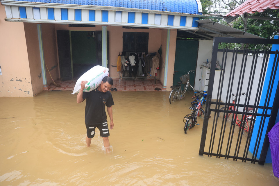 Người dân bắt đầu di dời tài sản khi nước chưa dâng cao. (Ảnh: Hoài Nam/Vietnam+)