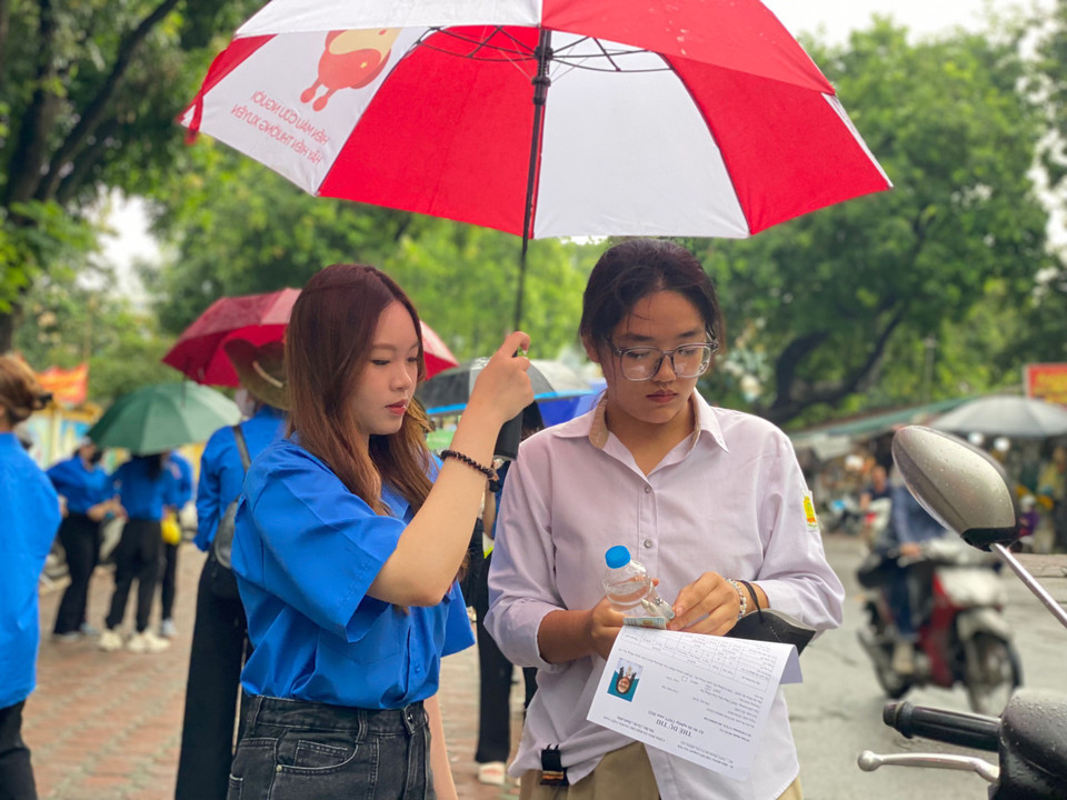 Những thanh niên trẻ tuổi, đầy nhiệt huyết và mong muốn góp một phần công sức nhỏ bé tới kỳ thi tốt nghiệp Trung học phổ thông 2023. (Ảnh: PV/Vietnam+)