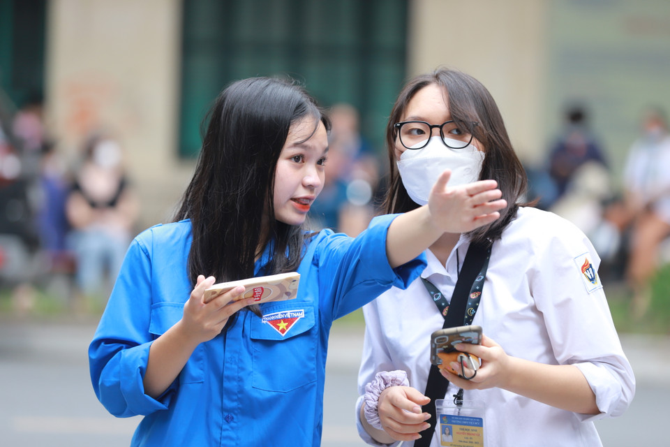 Lực lượng áo xanh thanh niên Thủ đô cùng các sĩ tử “vượt nắng, thắng mưa” để có một kì thi xuất sắc, hiệu quả và chất lượng. (Ảnh: PV/Vietnam+)