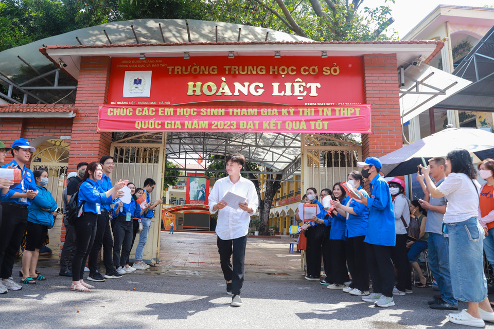 Kỳ thi tốt nghiệp Trung học phổ thông 2023 diễn ra trong hai ngày 28-29/6/2023. Tại mỗi điểm thi, các thí sinh đều nhận được hỗ trợ nhiệt tình từ các lực lượng chức năng, tình nguyện viên. (Ảnh: PV/Vietnam+)