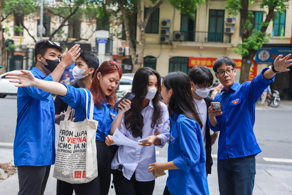 Các sinh viên tình nguyện cũng là một lực lượng chính vừa làm nhiệm vụ hỗ trợ công tác tổ chức tại các điểm thi, vừa cổ vũ, động viên tinh thần cho các thí sinh. (Ảnh: PV/Vietnam+)