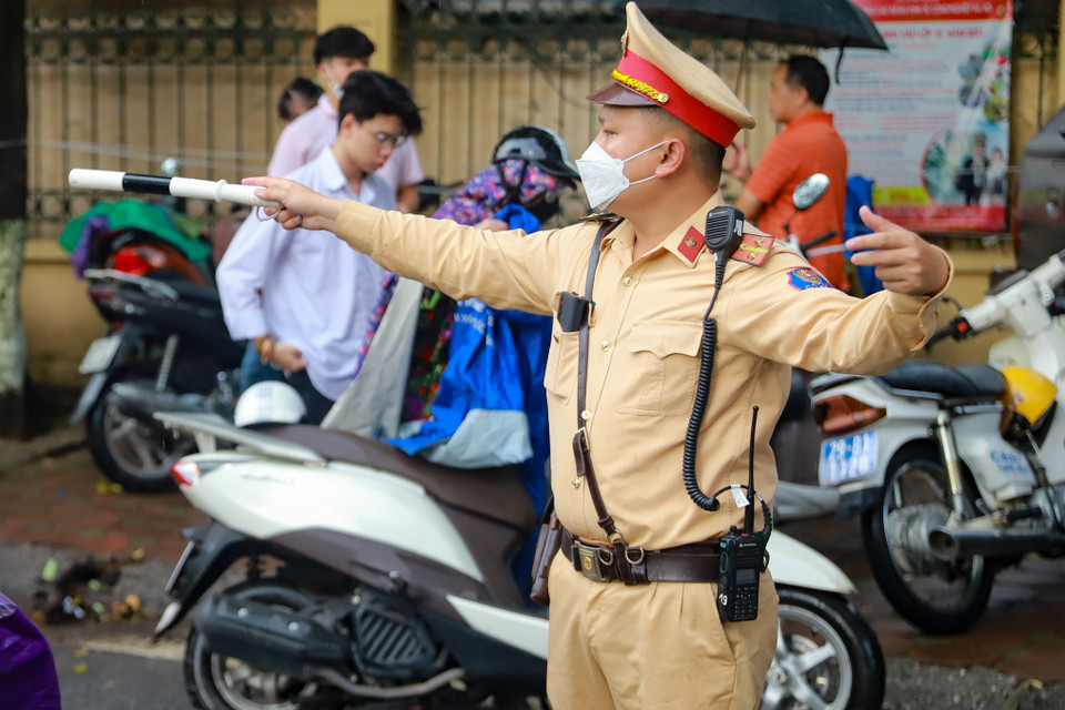 Lực lượng chức năng thực hiện nghiêm công tác bảo đảm an ninh, an toàn và phân luồng giao thông tại các điểm thi. (Ảnh: PV/Vietnam+)