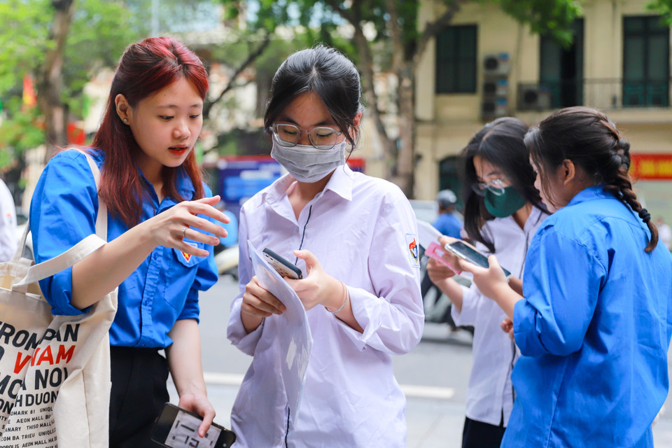 Những hình ảnh đẹp của sức trẻ thanh niên mang màu áo xanh trong những ngày thi tốt nghiệp Trung học phổ thông 2023. (Ảnh: PV/Vietnam+)