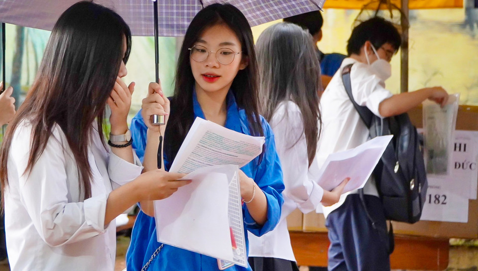 Để đảm bảo cho kỳ thi tốt nghiệp Trung học phổ thông 2023 diễn ra an toàn tốt đẹp luôn có những lực lượng phía sau hỗ trợ các sỹ tử vượt vũ môn. (Ảnh: PV/Vietnam+)